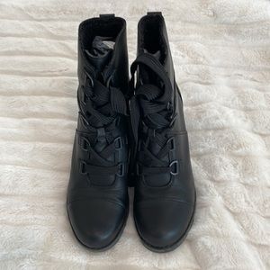 Black Universal Thread boots, size 8